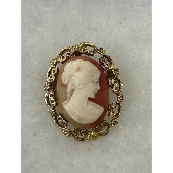 Beautiful Gold Tone Cameo Brooch/ Pendant. Measures 1.25” - Picture 1 of 2